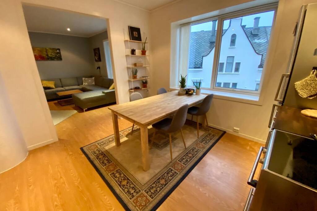 Nice And Central Apartment In Quiet Area Alesund Exterior photo
